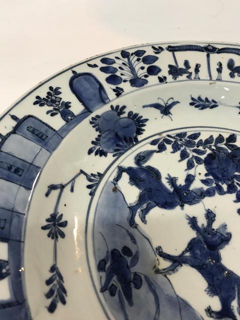 古玩陶瓷瑞獸紋青花盤真品鑒賞圖