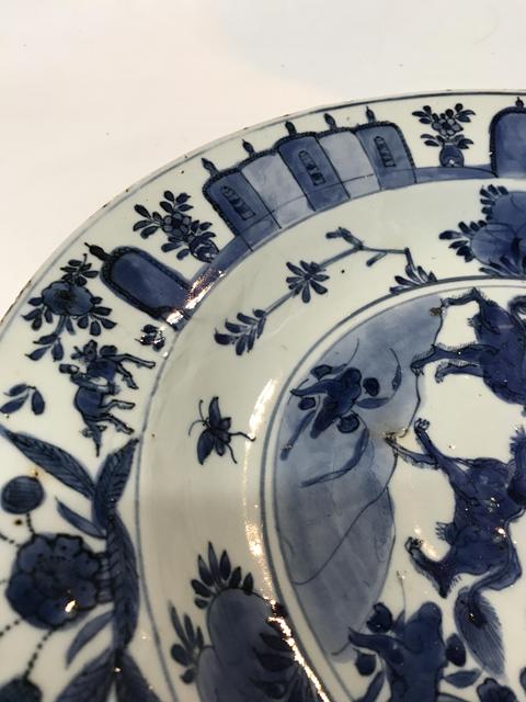 古玩陶瓷瑞獸紋青花盤真品鑒賞圖