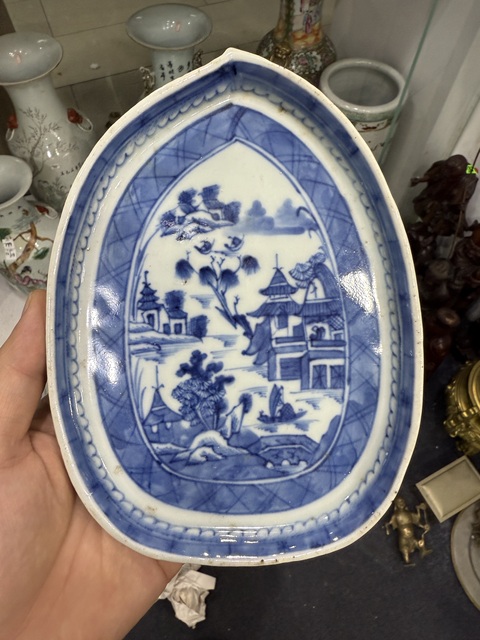 古玩陶瓷清中期·青花山水人物紋樹葉形盤拍賣，當前價格2600元