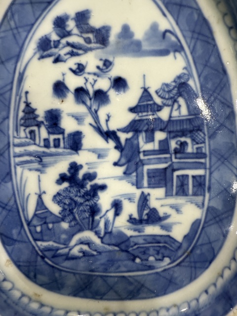 古玩陶瓷清中期·青花山水人物紋樹葉形盤拍賣，當前價格2600元