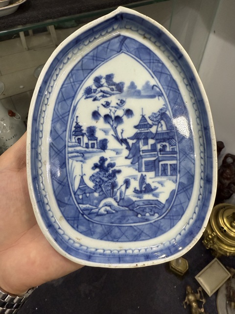 古玩陶瓷清中期·青花山水人物紋樹葉形盤拍賣，當前價格2600元