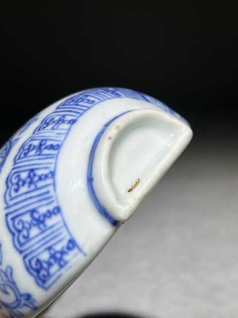 古玩陶瓷清中期青花纏枝蓮紋雙象耳壁瓶真品鑒賞圖