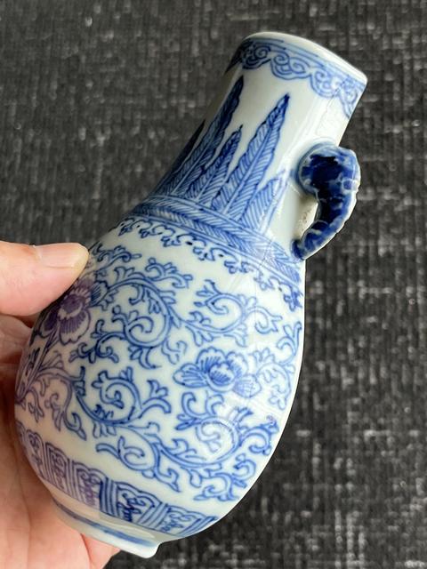 古玩陶瓷清中期青花纏枝蓮紋雙象耳壁瓶真品鑒賞圖