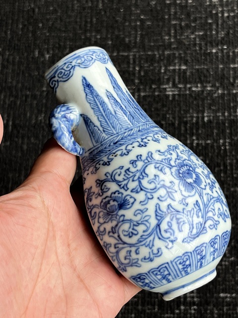 古玩陶瓷清中期青花纏枝蓮紋雙象耳壁瓶真品鑒賞圖