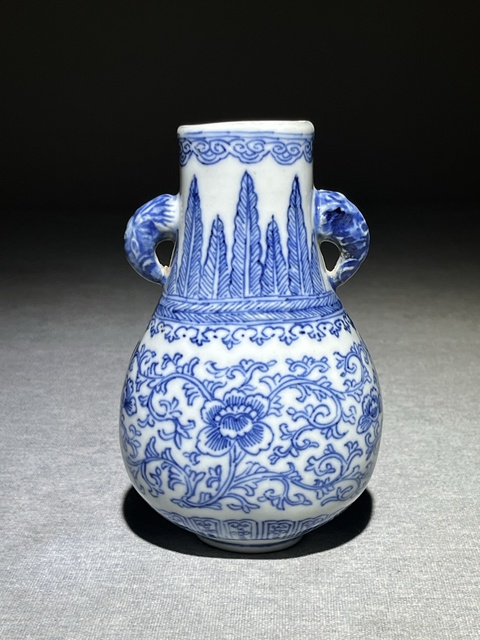 古玩陶瓷清中期青花纏枝蓮紋雙象耳壁瓶真品鑒賞圖