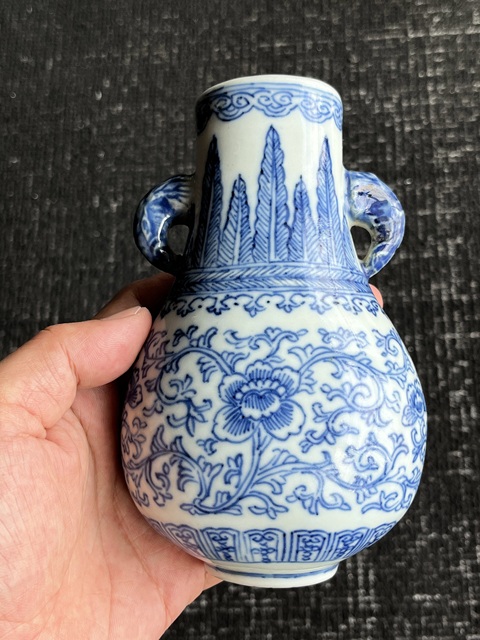 古玩陶瓷清中期青花纏枝蓮紋雙象耳壁瓶真品鑒賞圖