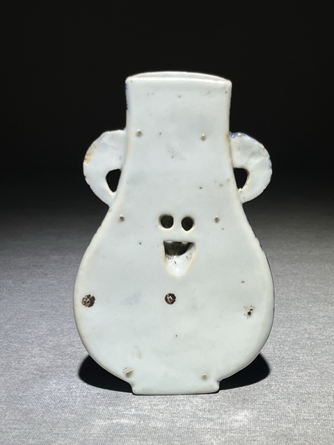 古玩陶瓷清中期青花纏枝蓮紋雙象耳壁瓶真品鑒賞圖