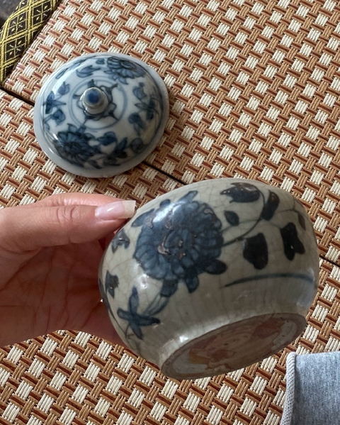 古玩陶瓷青花花卉紋蓋罐真品鑒賞圖