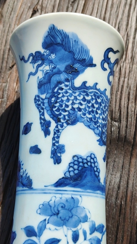 古玩陶瓷麒麟紋青花花觚真品鑒賞圖