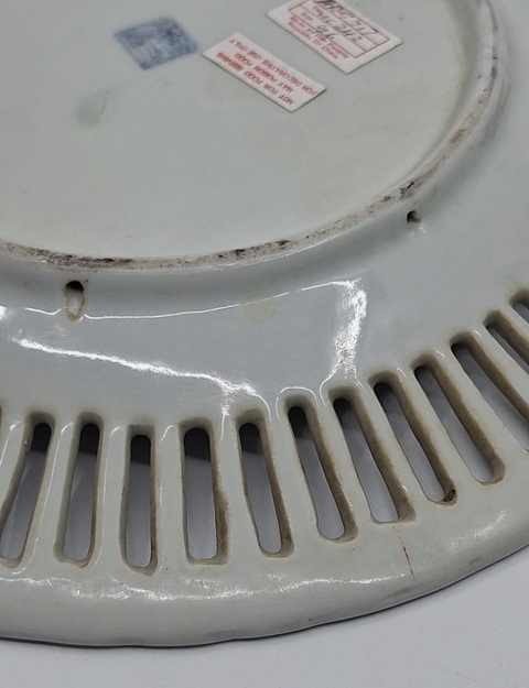 古玩陶瓷粉彩族徽水果盤真品鑒賞圖