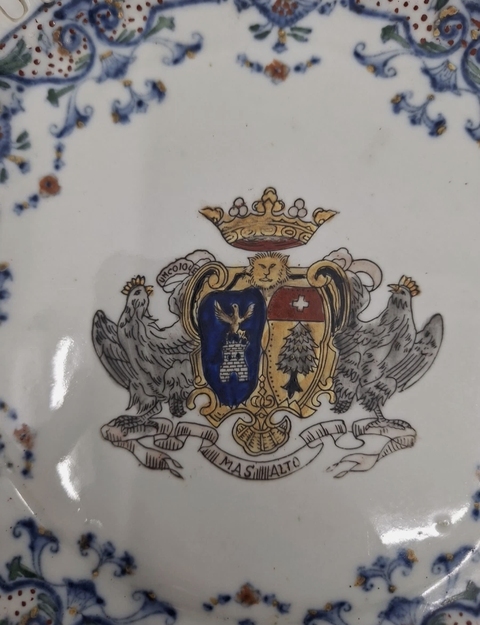 古玩陶瓷粉彩族徽水果盤真品鑒賞圖