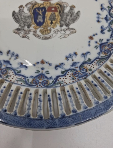 古玩陶瓷粉彩族徽水果盤真品鑒賞圖