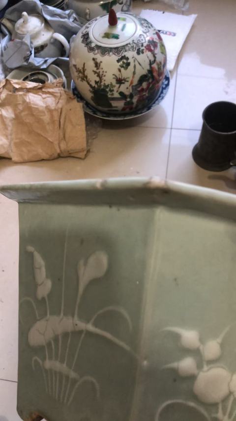 古玩陶瓷豆青釉堆白花卉紋花盆真品鑒賞圖