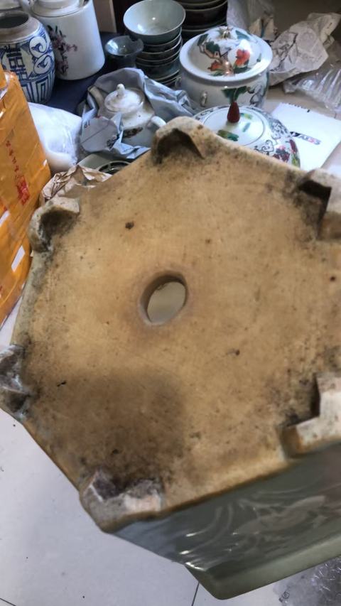 古玩陶瓷豆青釉堆白花卉紋花盆真品鑒賞圖