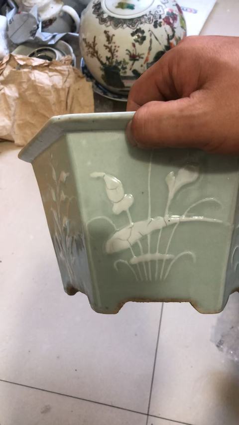 古玩陶瓷豆青釉堆白花卉紋花盆真品鑒賞圖