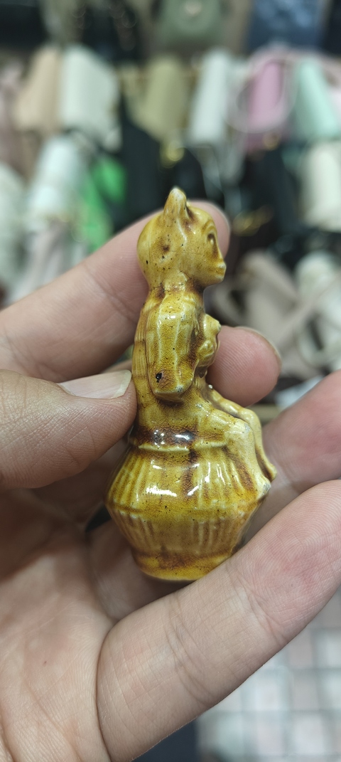 古玩陶瓷民國黃釉靈猴瓷塑真品鑒賞圖