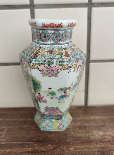 古玩陶瓷嬰戲紋六方瓶真品鑒賞圖