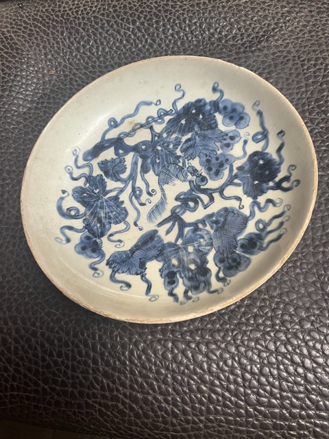 古玩陶瓷青花松鼠吃葡萄紋盤真品鑒賞圖
