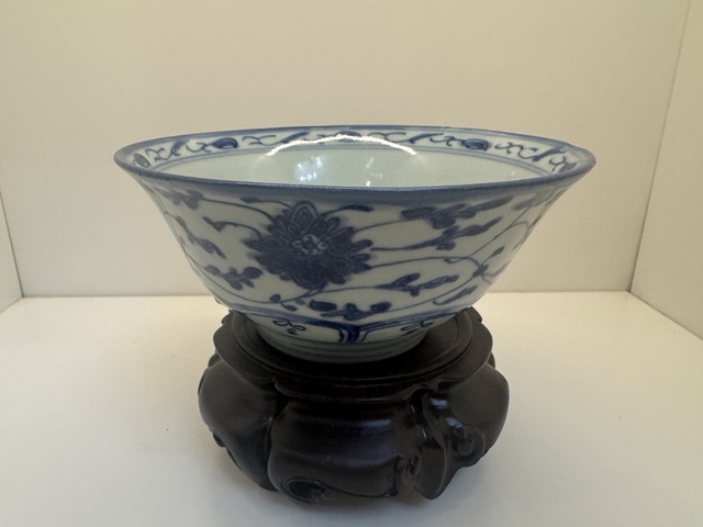 古玩陶瓷清中期 青花纏枝蓮紋碗真品鑒賞圖