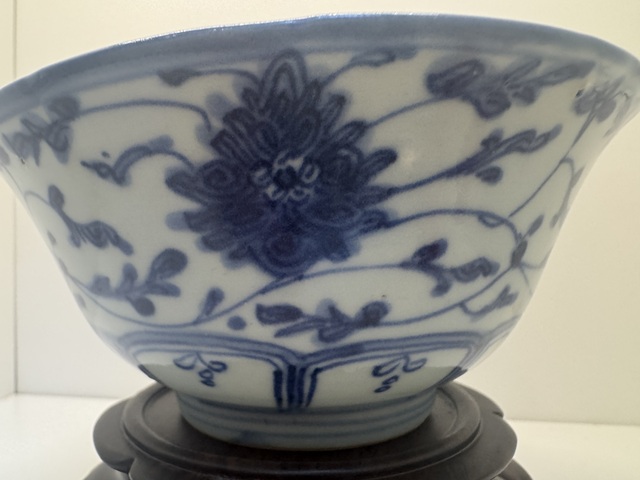 古玩陶瓷清中期 青花纏枝蓮紋碗真品鑒賞圖