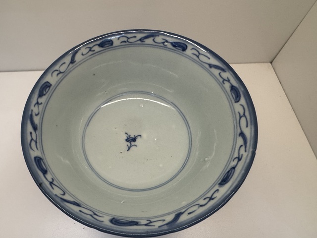 古玩陶瓷清中期 青花纏枝蓮紋碗真品鑒賞圖