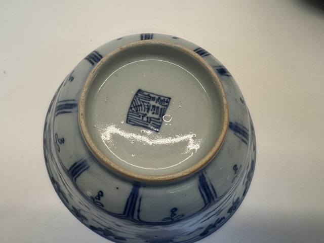古玩陶瓷清中期 青花纏枝蓮紋碗真品鑒賞圖