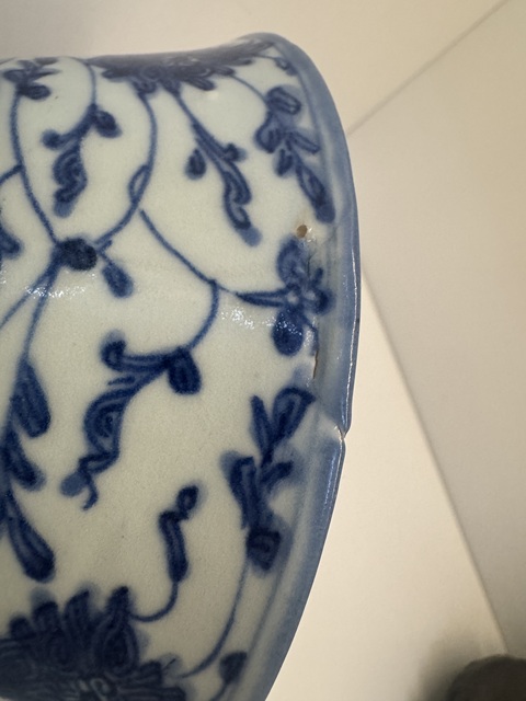 古玩陶瓷清中期 青花纏枝蓮紋碗真品鑒賞圖