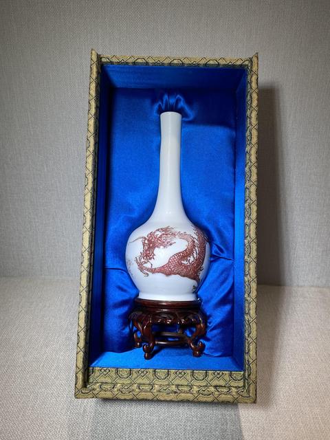 古玩陶瓷釉里紅龍紋長頸瓶真品鑒賞圖
