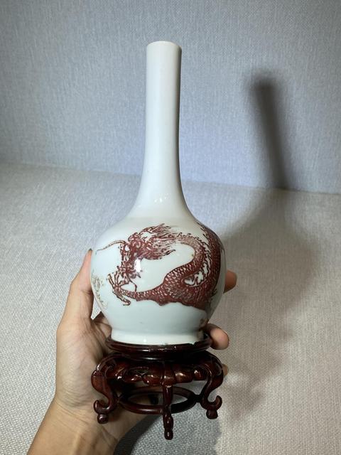 古玩陶瓷釉里紅龍紋長頸瓶真品鑒賞圖