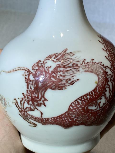 古玩陶瓷釉里紅龍紋長頸瓶真品鑒賞圖