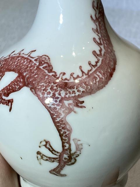 古玩陶瓷釉里紅龍紋長頸瓶真品鑒賞圖
