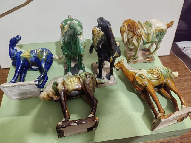 古玩陶瓷三彩馬俑真品鑒賞圖