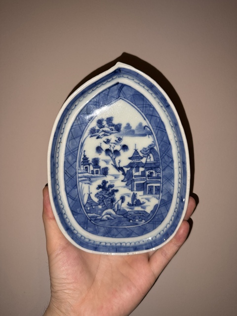 古玩陶瓷清中期·青花山水人物紋樹葉形盤拍賣，當前價格2600元