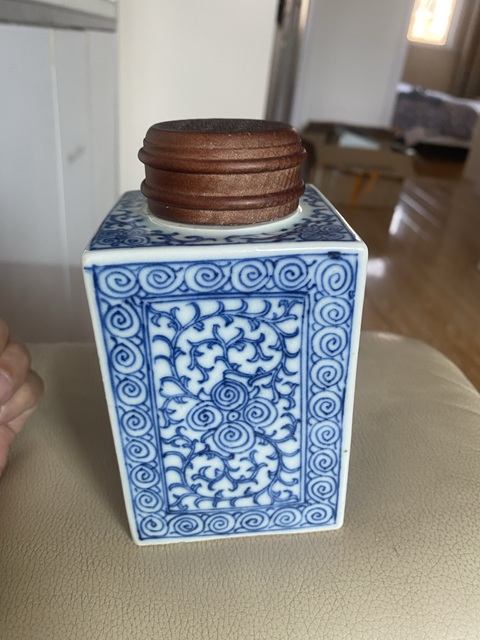 古玩陶瓷淡描青花纏枝蓮紋茶葉罐真品鑒賞圖