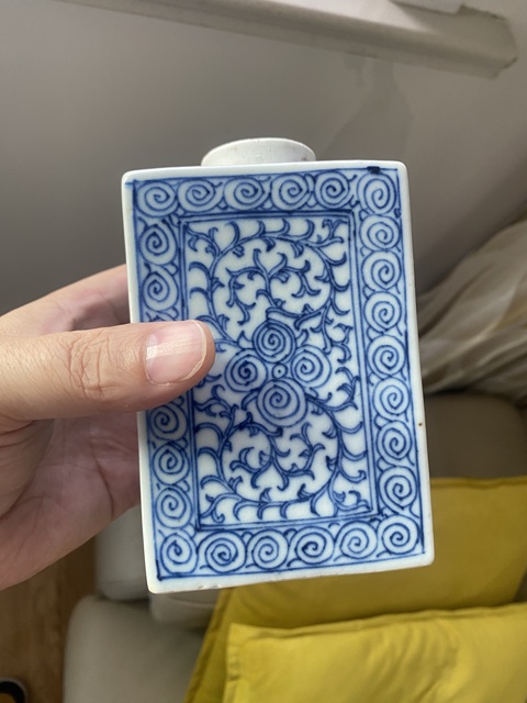 古玩陶瓷淡描青花纏枝蓮紋茶葉罐真品鑒賞圖