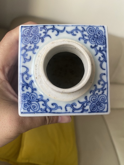 古玩陶瓷淡描青花纏枝蓮紋茶葉罐真品鑒賞圖