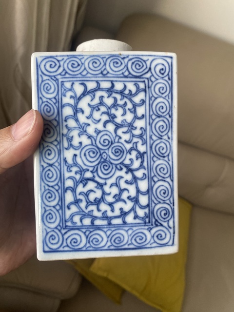 古玩陶瓷淡描青花纏枝蓮紋茶葉罐真品鑒賞圖