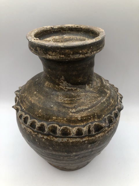 古玩陶瓷褐釉捏塑水波紋盤口瓶真品鑒賞圖