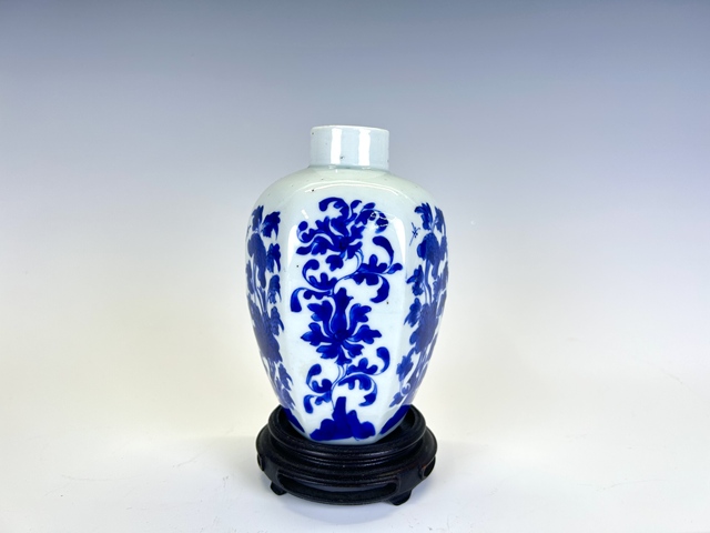 古玩陶瓷清康熙·青花花卉六方瓶拍賣,當前價格2384元