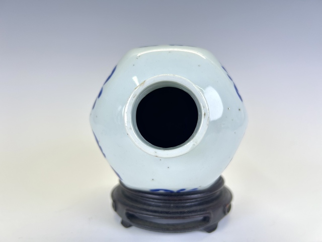 古玩陶瓷清康熙·青花花卉六方瓶拍賣,當前價格2384元