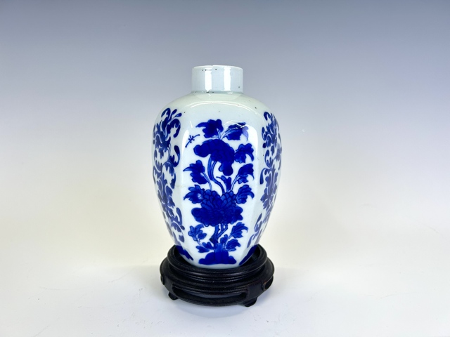 古玩陶瓷清康熙·青花花卉六方瓶拍賣,當前價格2384元
