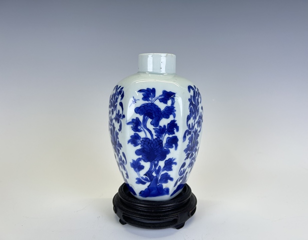 古玩陶瓷清康熙·青花花卉六方瓶拍賣,當前價格2384元