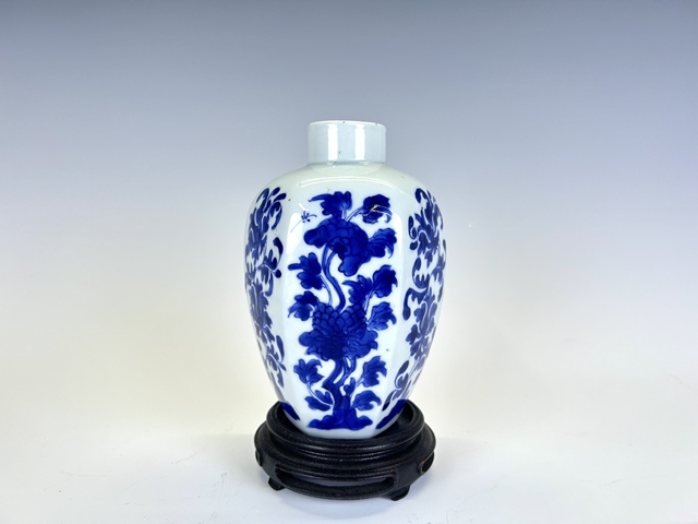 古玩陶瓷清康熙·青花花卉六方瓶拍賣,當前價格2384元