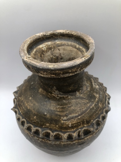 古玩陶瓷褐釉捏塑水波紋盤口瓶真品鑒賞圖