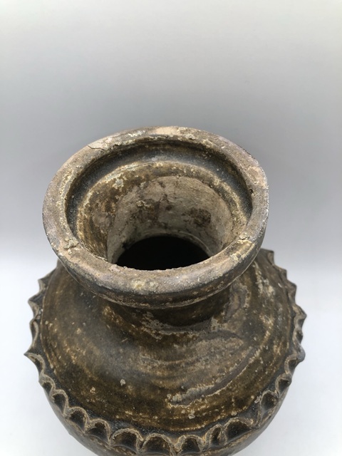古玩陶瓷褐釉捏塑水波紋盤口瓶真品鑒賞圖