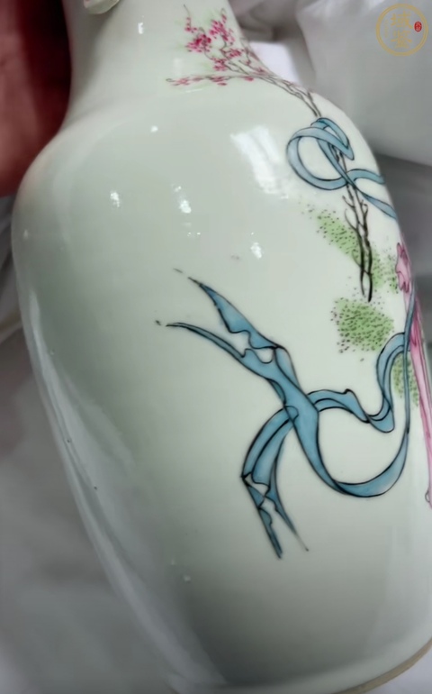 古玩陶瓷人物紋新粉彩瓶真品鑒賞圖
