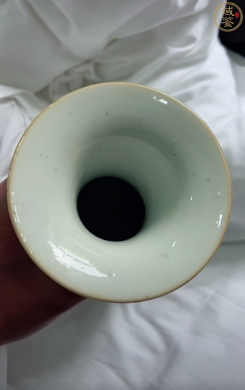古玩陶瓷人物紋新粉彩瓶真品鑒賞圖