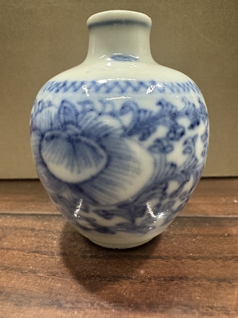 古玩陶瓷清中期 青花纏枝蓮紋小罐真品鑒賞圖