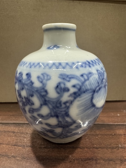 古玩陶瓷清中期 青花纏枝蓮紋小罐真品鑒賞圖