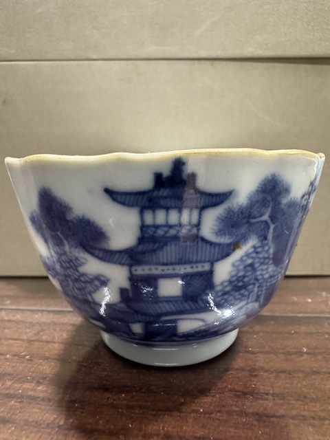 古玩陶瓷清乾隆 青花山水紋花口杯真品鑒賞圖